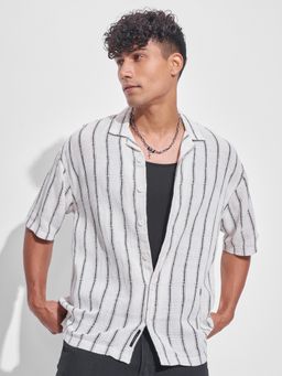 HIGHLANDER - Men Oversized Fit Vertical Striped Cuban Collar Off White Casual Shirt