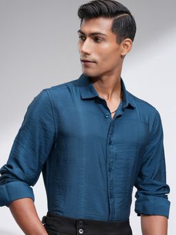 HIGHLANDER - Men Slim Fit Spread Collar Checked Casual Blue Shirt