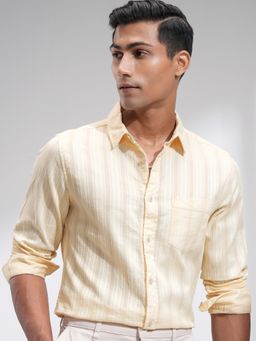 HIGHLANDER - Men Spread Collar Textured Cotton Casual Cream Shirt