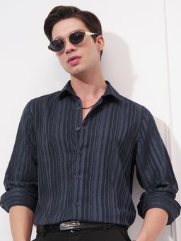 HIGHLANDER - Men Slim Fit Vertical Striped Spread Collar Navy Blue Shirt