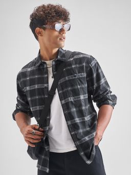 HIGHLANDER - Men's Black Relaxed Fit Checked Spread Collar Casual Shirt