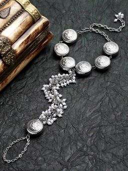 Karatcart - Oxidised Silver Kundan Pearl Chain Hathphool for Women