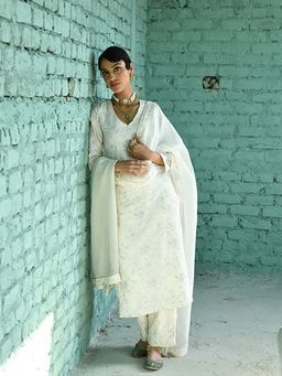 Karaj Jaipur - Women Linen White Kurta with Pant and Dupatta