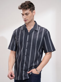 HIGHLANDER - Men Navy Blue Popcorn Printed Cuban Collar Relaxed Shirt