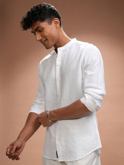 HIGHLANDER - Men White Relaxed Fit Vertical Striped Cotton Casual Shirt