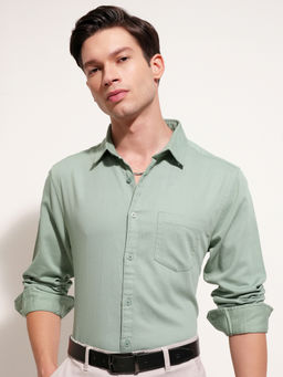 HIGHLANDER - Men Green Solid Button Down Collar Regular Fit Casual Shirt