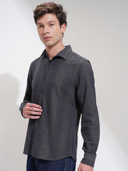 HIGHLANDER - Men Navy Blue Regular Fit Vertical Striped Spread Collar Cotton Casual Shirt