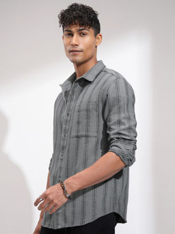 HIGHLANDER - Men Grey Relaxed Fit Cutaway Collar Vertical Striped Casual Shirt