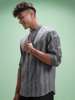 HIGHLANDER - Men Grey Dobby Textured Mandarin Collar Relaxed Shirt