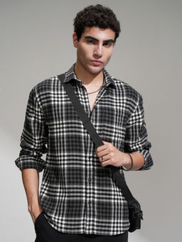 HIGHLANDER - Men Black Regular Checked Casual Shirt