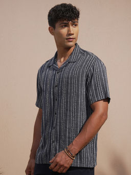 HIGHLANDER - Men Grey Relaxed Fit Vertical Striped Cuban Collar Casual Shirt