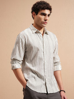 HIGHLANDER - Men White Relaxed Fit Stripes Cutaway Collar Cotton Casual Shirt