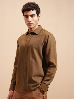 HIGHLANDER - Men Brown Solid Spread Collar Relaxed Fit Casual Shirt