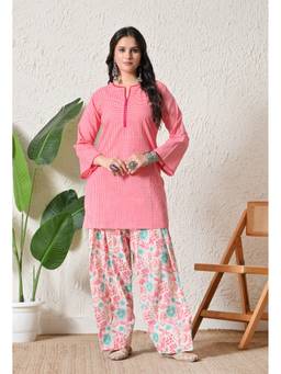 Laado - Women Pink Checkerd Farshi with Lace Details Kurta with Salwar