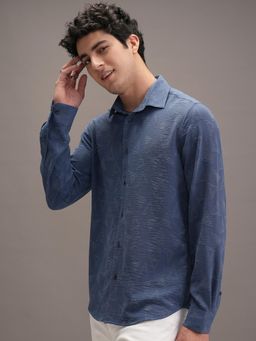 LOCOMOTIVE - Men Blue Textured Casual Shirt