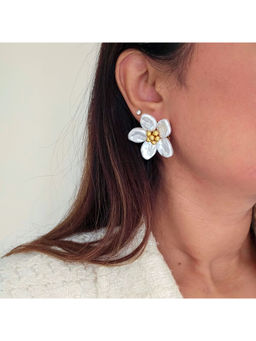 TAAHIRA JEWELLERY - 18K Gold Plated White Flower Stud Earrings Anti-Tarnish and Waterproof