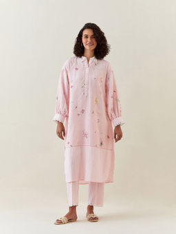 Anantaa by Roohi Trehan - Pink Botanical Print Cotton Linen Kurta With Scalloped Net Collar