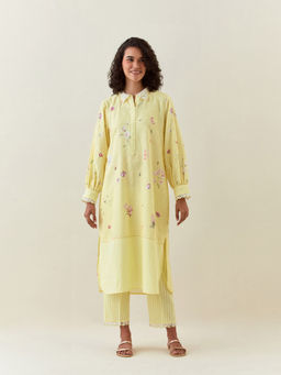 Anantaa by Roohi Trehan - Yellow Botanical Print Cotton Linen Kurta With Scalloped Net Collar