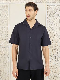 Styli - Men's Black Cotton Poplin Camp Collar Shirt With Metal Collar Clip Detail