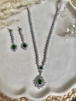 XAGO - Le Charis Emerald Diamond Necklace Set
