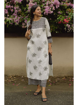Cyan - Women White Patchwork Kurta with Pant