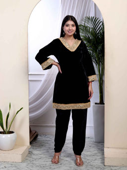 Miravan - Black Solid Kurta with Pant (Set of 2)