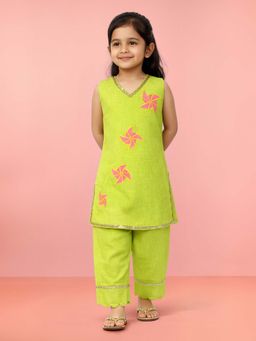 Vastramay - Girls Parrot Green Cotton Embroidery Sleeveless Kurta with Pant