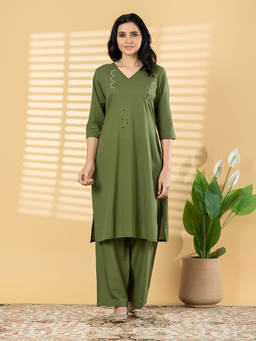 Readiprint - Green Solid/Plain V-Neck Regular Kurta with Pant