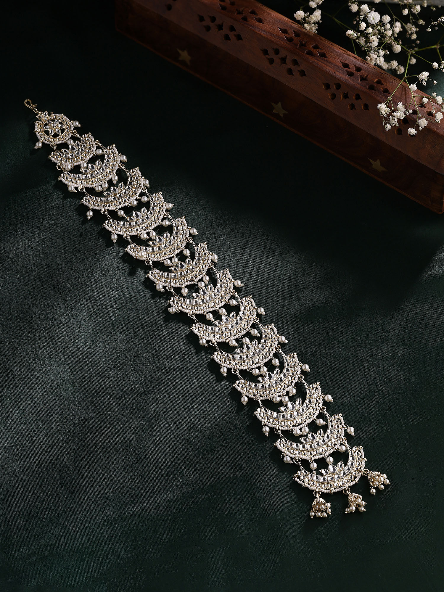 kochani20素子白2黒1ブ5 Buy Priyaasi White Kundan and Pearl Choti Hair Chain Online