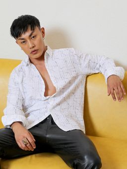 Campus Sutra - Men Chalk White Holographic Veined Textured Shirt