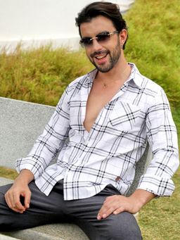 Campus Sutra - Men White & Black Tartan Plaid Shirt