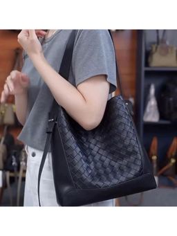 PARTIQ - Womens Cowhide Large Capacity Commuter Bucket Bag - Black