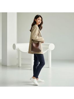 PARTIQ - Large Capacity Versatile Bucket Bag - Brown