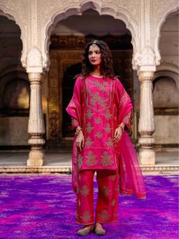 CHARU MAKKAR - Pink Rajjo Kurta And Pant With Dupatta