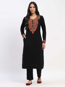 ME & I - Women Embroidered Round Neck Kurta
