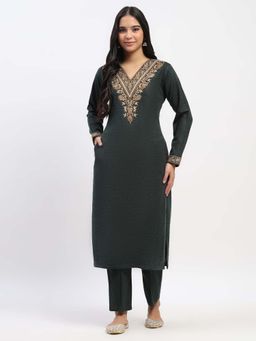 ME & I - Women Embroidered V-Neck Kurta