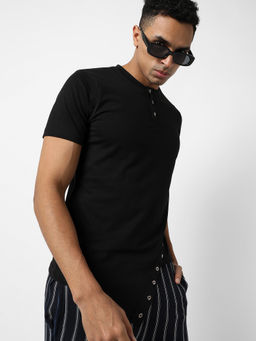 Campus Sutra - Men Black Solid Asymmetrical Regular Fit Casual T-Shirt