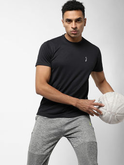 Campus Sutra - Men Solid Black Regular Fit Activewear T-Shirt