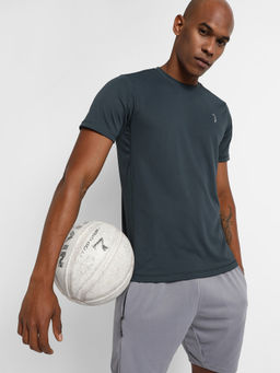 Campus Sutra - Men Solid Charcoal Grey Regular Fit Activewear T-Shirt