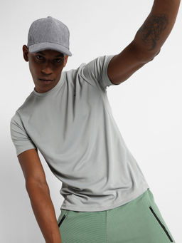 Campus Sutra - Men Solid Grey Regular Fit Activewear T-Shirt