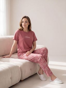 Sweet Dreams - Women Typographic Printed Pyjama Set