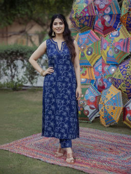 MANOJAVA - Women Blue Floral Printed Regular Pure Cotton Kurta With Trouser