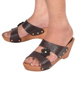 XE Looks - Chic and Glamorous Wedge Heel Sandal