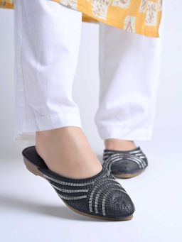 Shoetopia - Women Black Embellished Mules