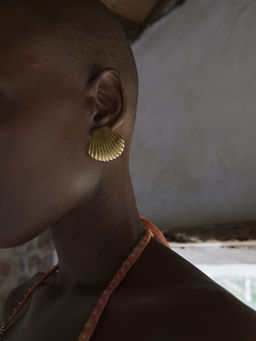 AURA STUDIO - Oversized Shell Stud