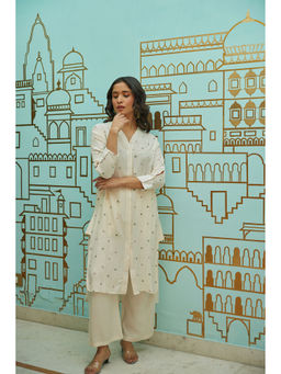 Kapraaha - Ivory Embroidered Kurta and Pants (Set of 2)