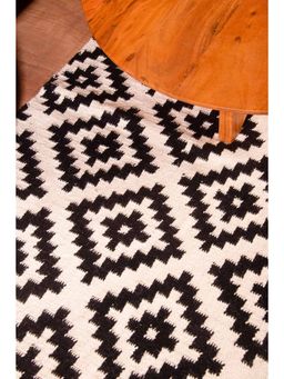 Freedom Tree - Pixel Cross Pure Cotton and Wool Black and White Woven Rug (4x6 feet)