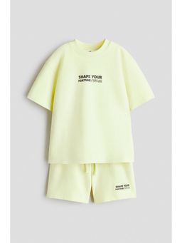H&M - Boys Yellow 2-piece T-shirt and sweatshorts set