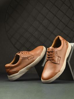 EGOSS - Men Tan Lace-Up Sneakers By Aspeerio