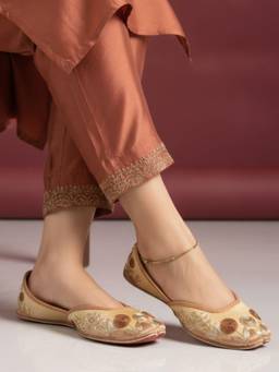 Desi Colour - Noor-e-Bahar- The Mehar Collection Gold Juttis